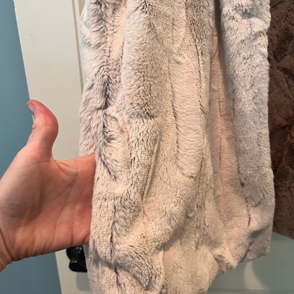 Alfred Dunner Plush Faux Fur Vest Reversible Cream Brown Sz Large Chic Soft Warm - Picture 5 of 9